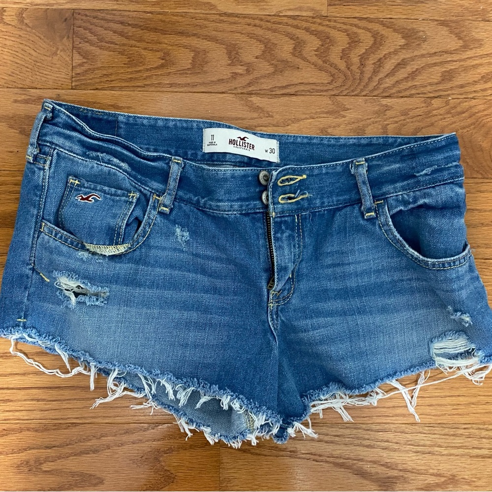Women’s Hollister Jean shorts size 11 waist 30. Excellent condition.